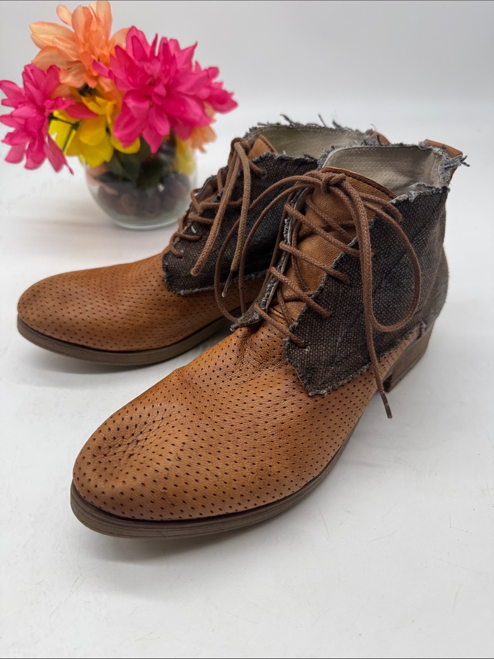 kanna Tan and Brown Perforated Ankle Boots EU Size 39 MCA10134